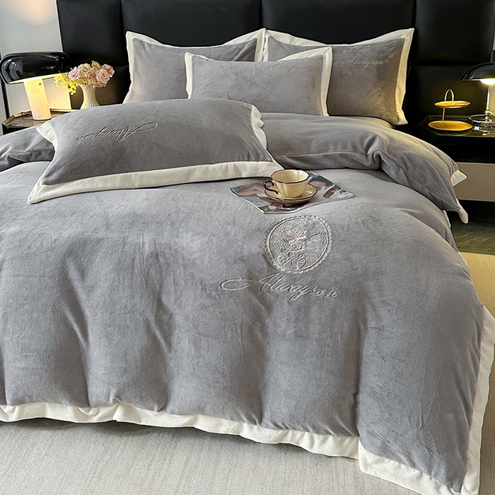 91家纺网 家纺一手货源 找家纺 乐坊 2025新款全消光雕花绒牛奶绒刺绣四件套-香颂 香颂-灰色