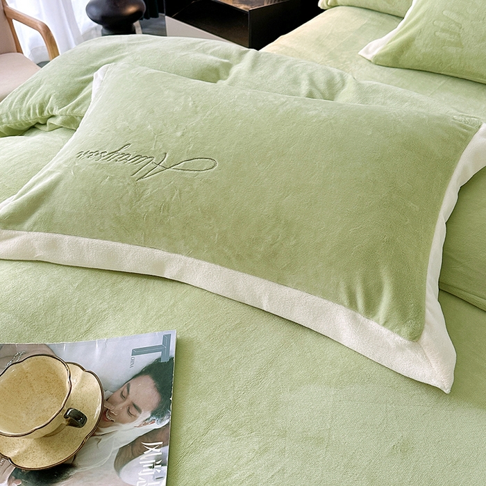 91家纺网 家纺一手货源 找家纺 乐坊 2025新款全消光雕花绒牛奶绒刺绣四件套-香颂 香颂-豆绿