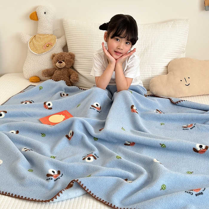 91家纺网 家纺一手货源 找家纺 嗨生活 2025新款雪粒绒双面绒贝壳边锁边居家办公多功能盖毯幼儿园毛毯儿童毛毯推车毯 俏皮小狗