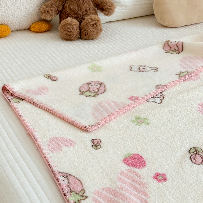 91家纺网 家纺一手货源 找家纺 嗨生活 2025新款雪粒绒双面绒贝壳边锁边居家办公多功能盖毯幼儿园毛毯儿童毛毯推车毯 甜心小兔