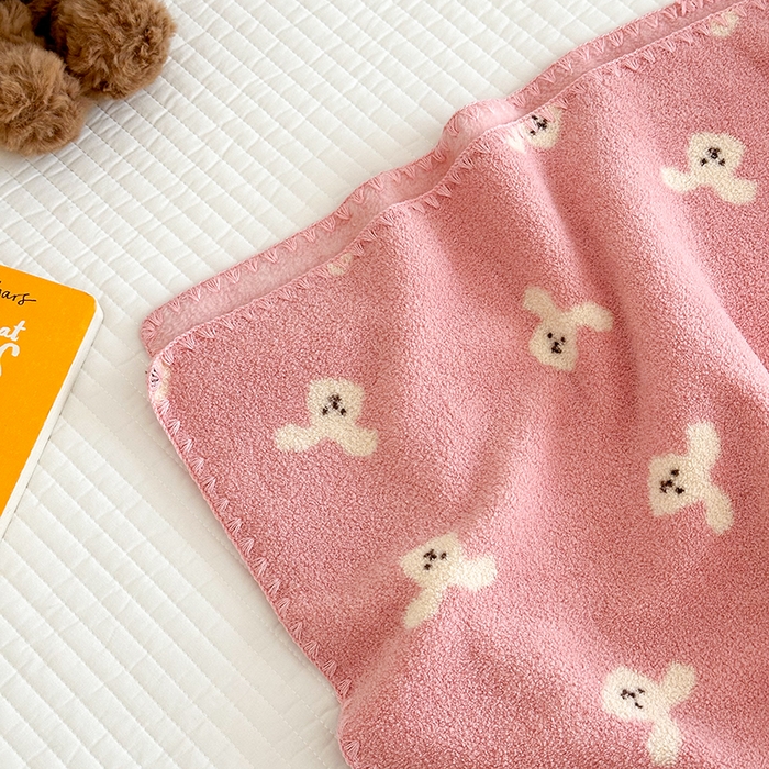 91家纺网 家纺一手货源 找家纺 嗨生活 2025新款雪粒绒双面绒贝壳边锁边居家办公多功能盖毯幼儿园毛毯儿童毛毯推车毯 兔兔乐园