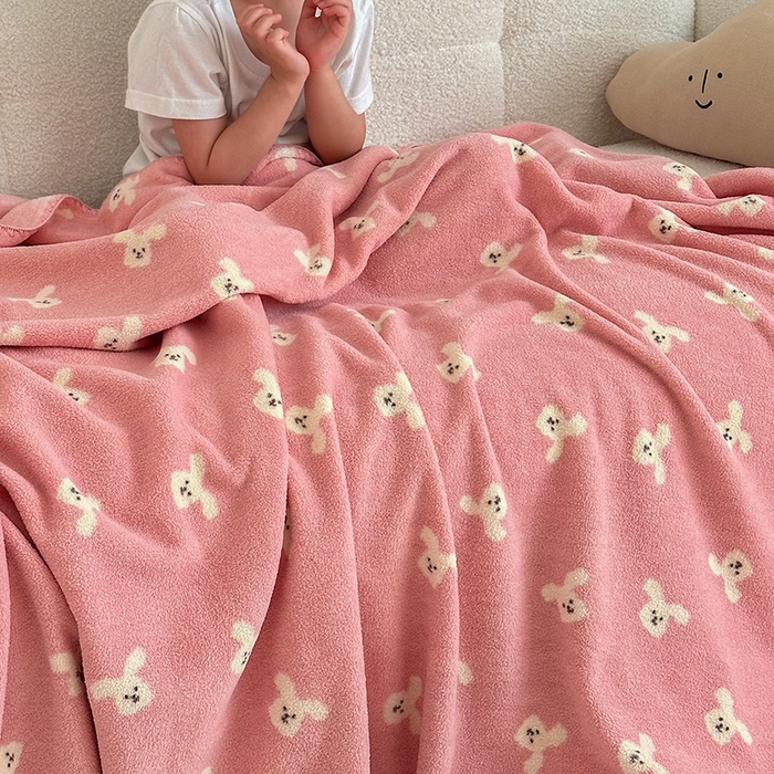 91家纺网 家纺一手货源 找家纺 嗨生活 2025新款雪粒绒双面绒贝壳边锁边居家办公多功能盖毯幼儿园毛毯儿童毛毯推车毯 兔兔乐园