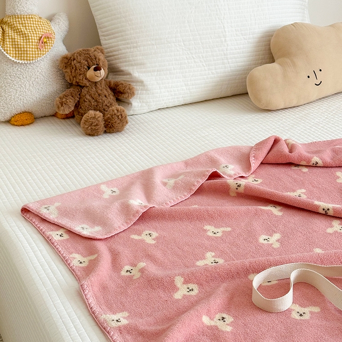 91家纺网 家纺一手货源 找家纺 嗨生活 2025新款雪粒绒双面绒贝壳边锁边居家办公多功能盖毯幼儿园毛毯儿童毛毯推车毯 兔兔乐园