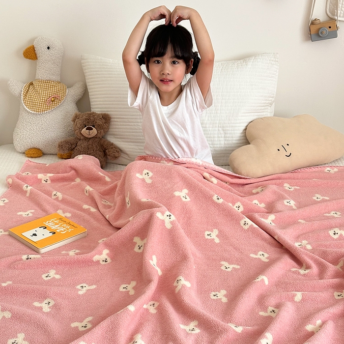 91家纺网 家纺一手货源 找家纺 嗨生活 2025新款雪粒绒双面绒贝壳边锁边居家办公多功能盖毯幼儿园毛毯儿童毛毯推车毯 兔兔乐园