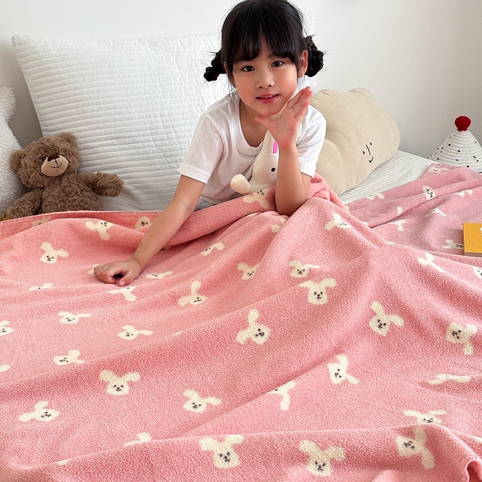 91家纺网 家纺一手货源 找家纺 嗨生活 2025新款雪粒绒双面绒贝壳边锁边居家办公多功能盖毯幼儿园毛毯儿童毛毯推车毯 兔兔乐园