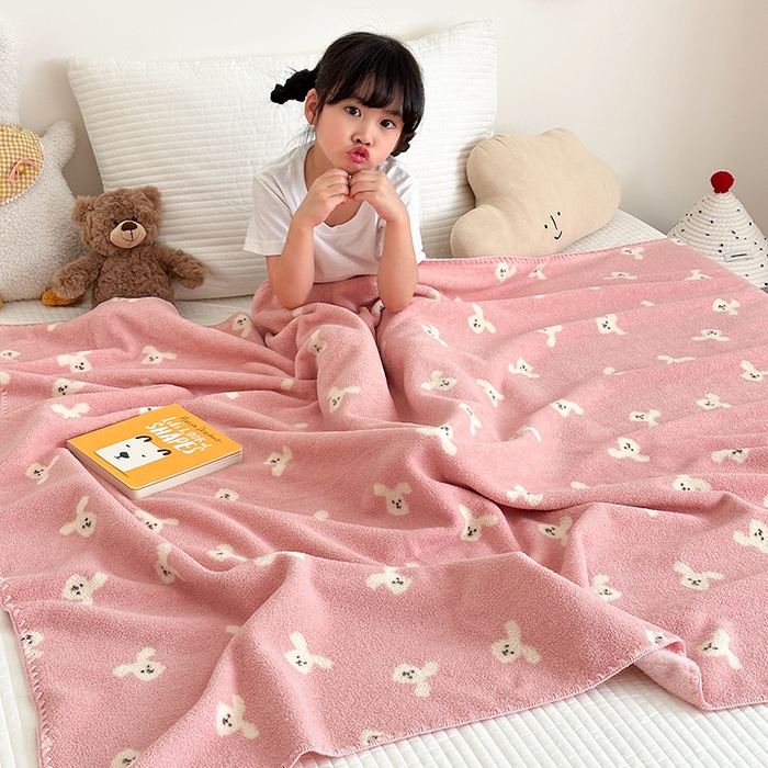 91家纺网 家纺一手货源 找家纺 嗨生活 2025新款雪粒绒双面绒贝壳边锁边居家办公多功能盖毯幼儿园毛毯儿童毛毯推车毯 兔兔乐园