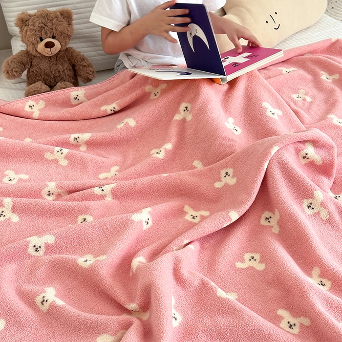 91家纺网 家纺一手货源 找家纺 嗨生活 2025新款雪粒绒双面绒贝壳边锁边居家办公多功能盖毯幼儿园毛毯儿童毛毯推车毯 兔兔乐园