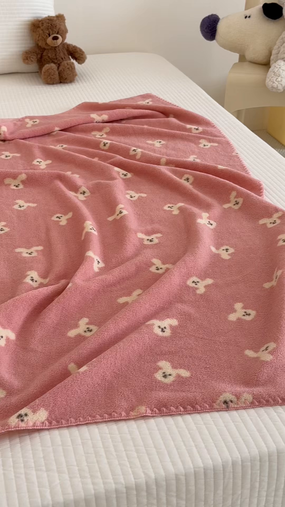 91家纺网 家纺一手货源 找家纺 嗨生活 2025新款雪粒绒双面绒贝壳边锁边居家办公多功能盖毯幼儿园毛毯儿童毛毯推车毯 兔兔乐园