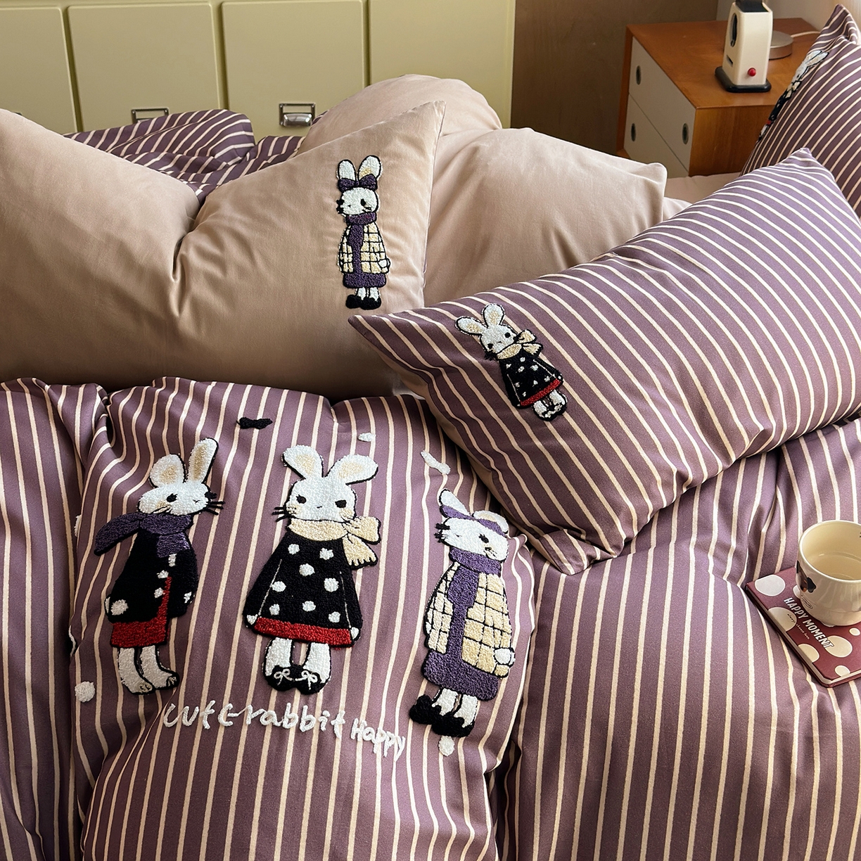 91家纺网 家纺一手货源 找家纺 怡家居 2025新款全棉纯棉磨毛绣花四件套-普通款 条纹小兔