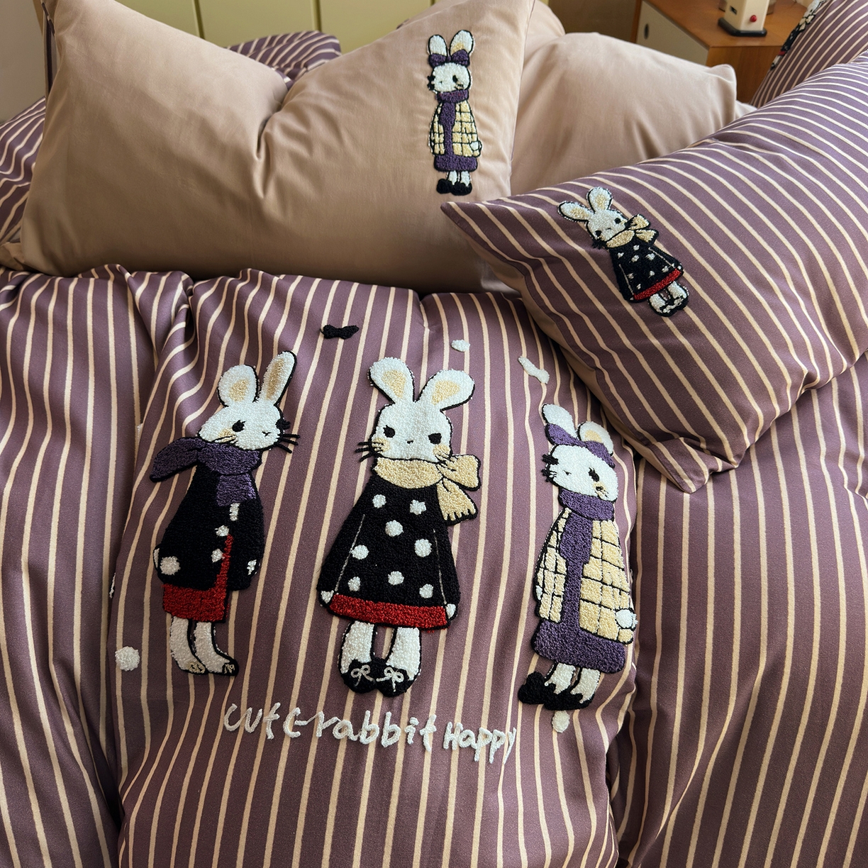 91家纺网 家纺一手货源 找家纺 怡家居 2025新款全棉纯棉磨毛绣花四件套-普通款 条纹小兔