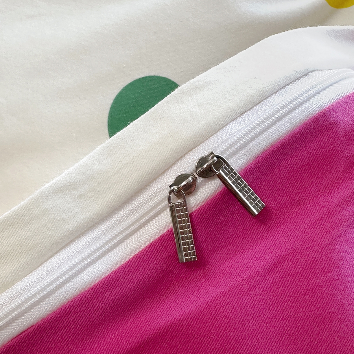 91家纺网 家纺一手货源 找家纺 怡家居 2025新款全棉纯棉磨毛绣花四件套-普通款 彩虹狗狗