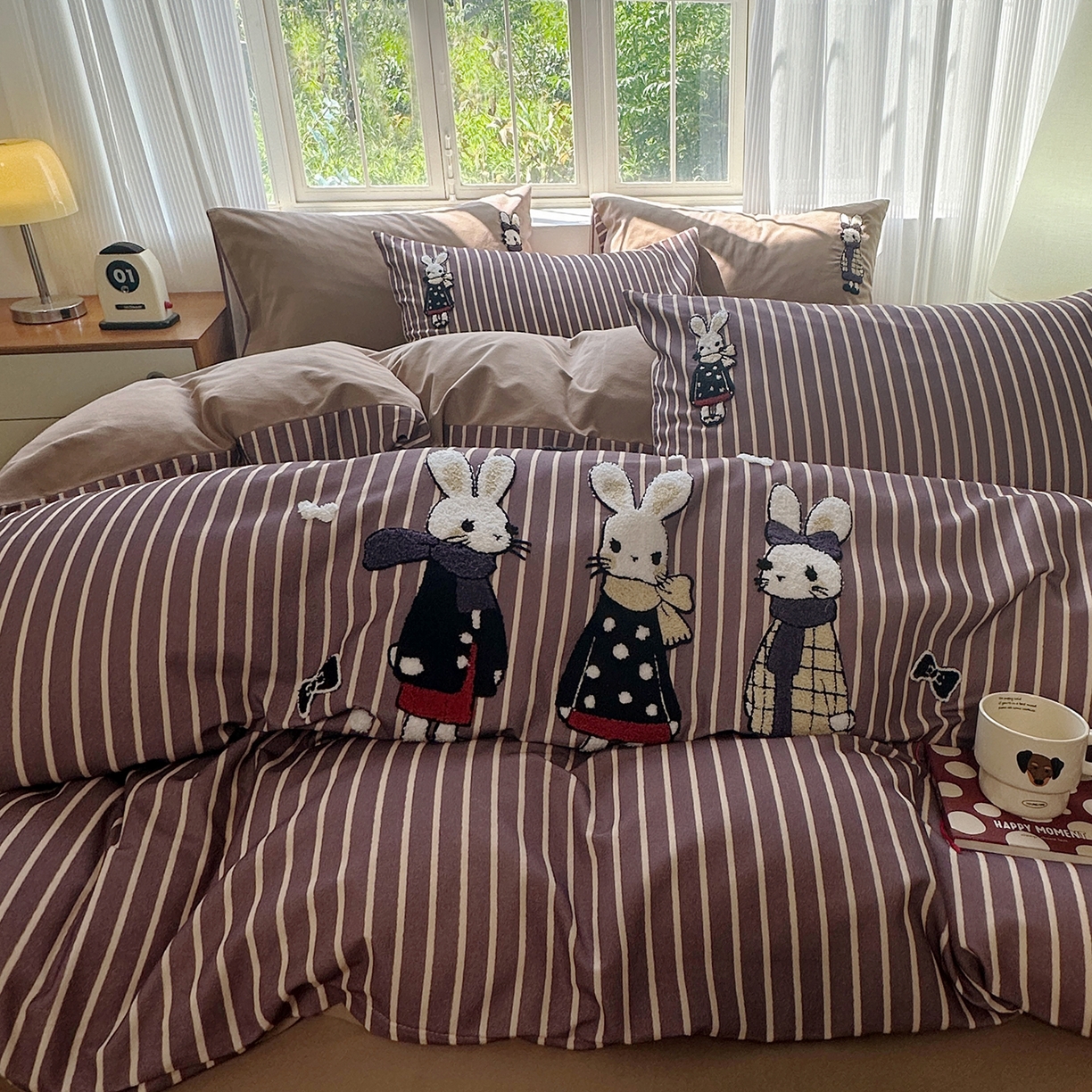 91家纺网 家纺一手货源 找家纺 怡家居 2025新款全棉纯棉磨毛绣花四件套-普通款 条纹小兔