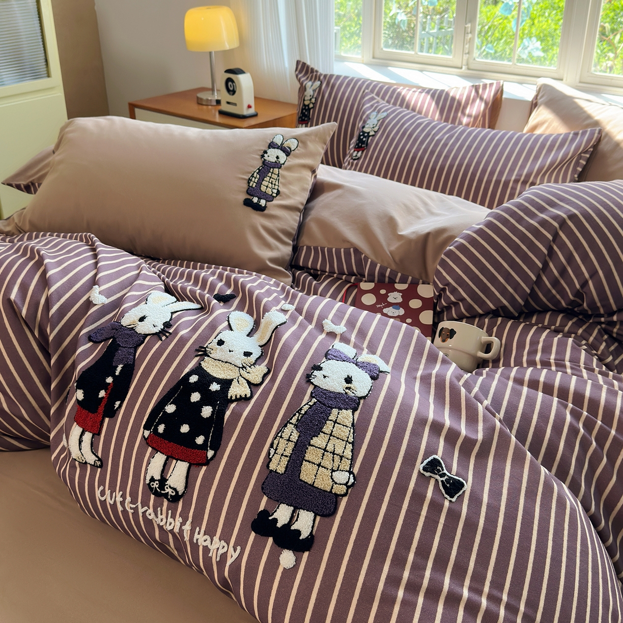 91家纺网 家纺一手货源 找家纺 怡家居 2025新款全棉纯棉磨毛绣花四件套-普通款 条纹小兔