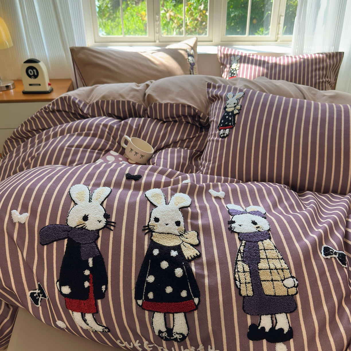 91家纺网 家纺一手货源 找家纺 怡家居 2025新款全棉纯棉磨毛绣花四件套-普通款 条纹小兔