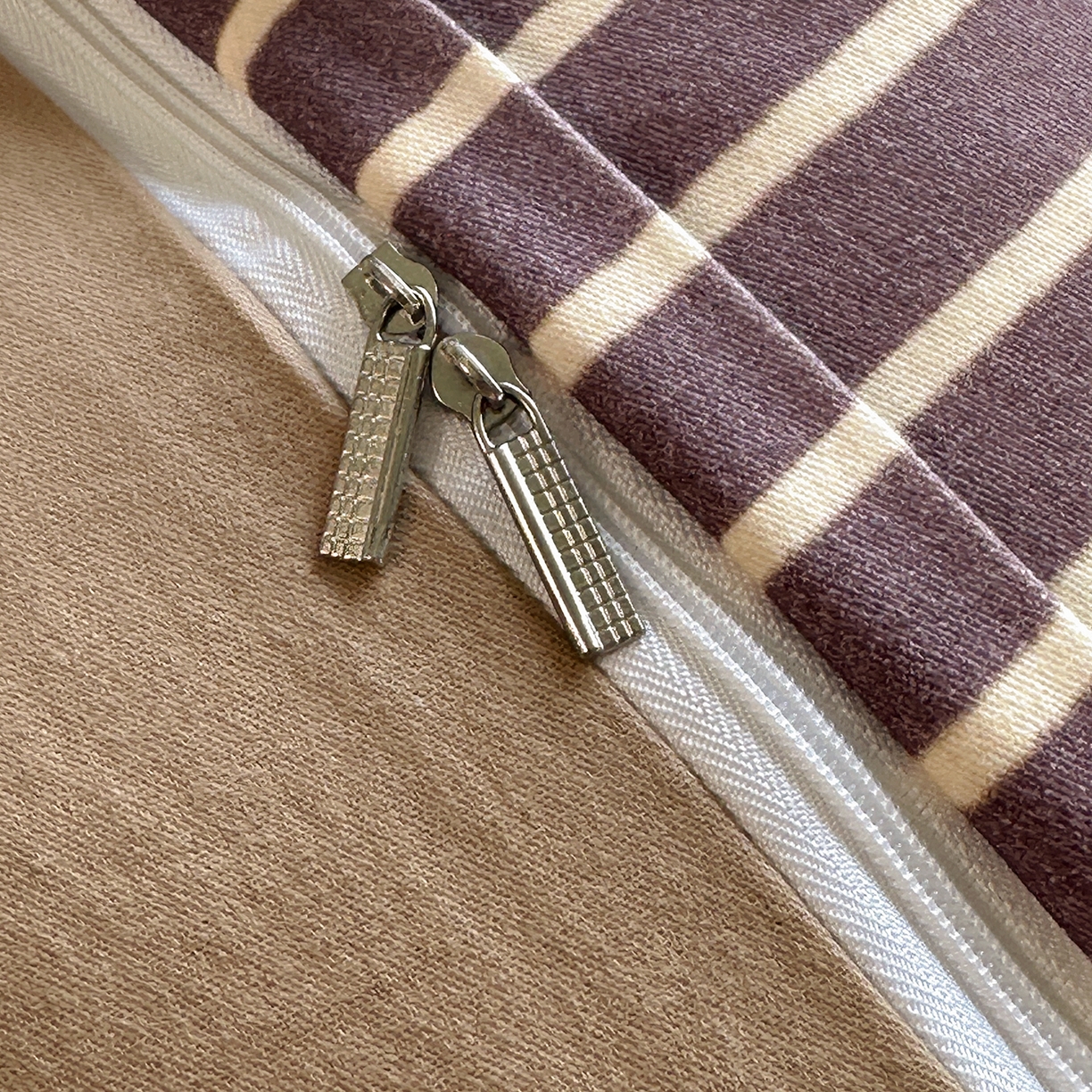 91家纺网 家纺一手货源 找家纺 怡家居 2025新款全棉纯棉磨毛绣花四件套-普通款 条纹小兔