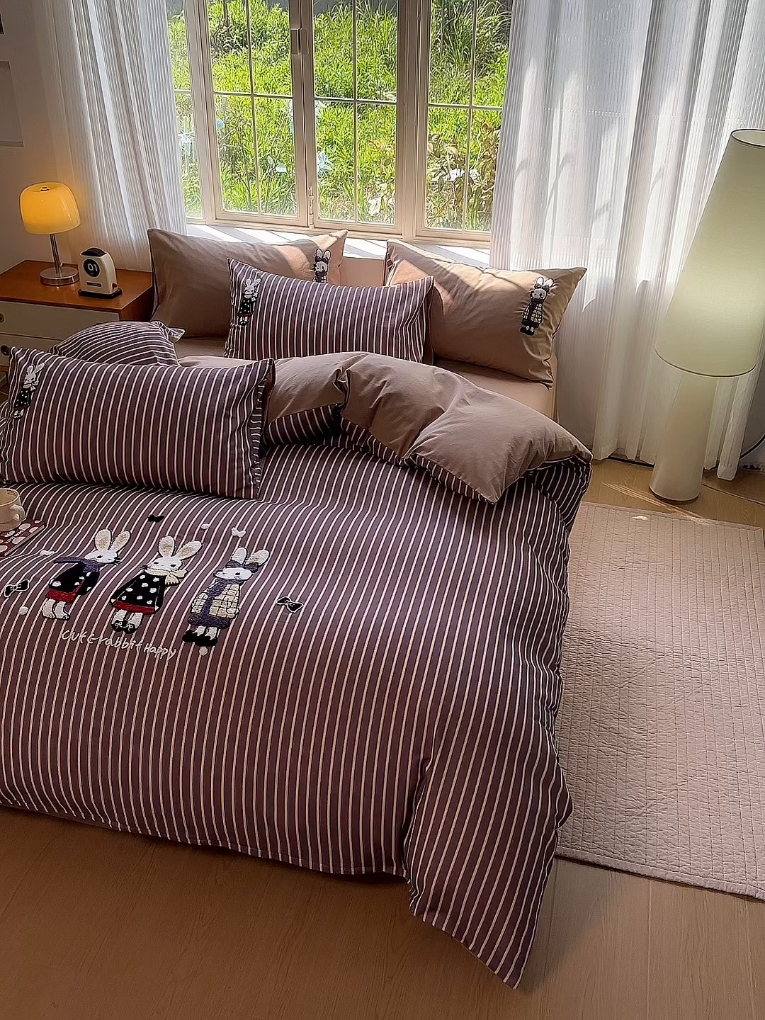 91家纺网 家纺一手货源 找家纺 怡家居 2025新款全棉纯棉磨毛绣花四件套-普通款 条纹小兔