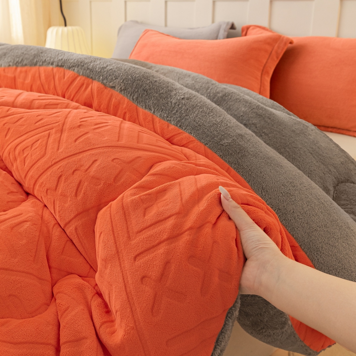 91家纺网 家纺一手货源 找家纺 美澳家纺 2025新款5D雕花绒牛奶绒宝宝绒加厚保暖纯色冬被被子被芯 爱玛橙