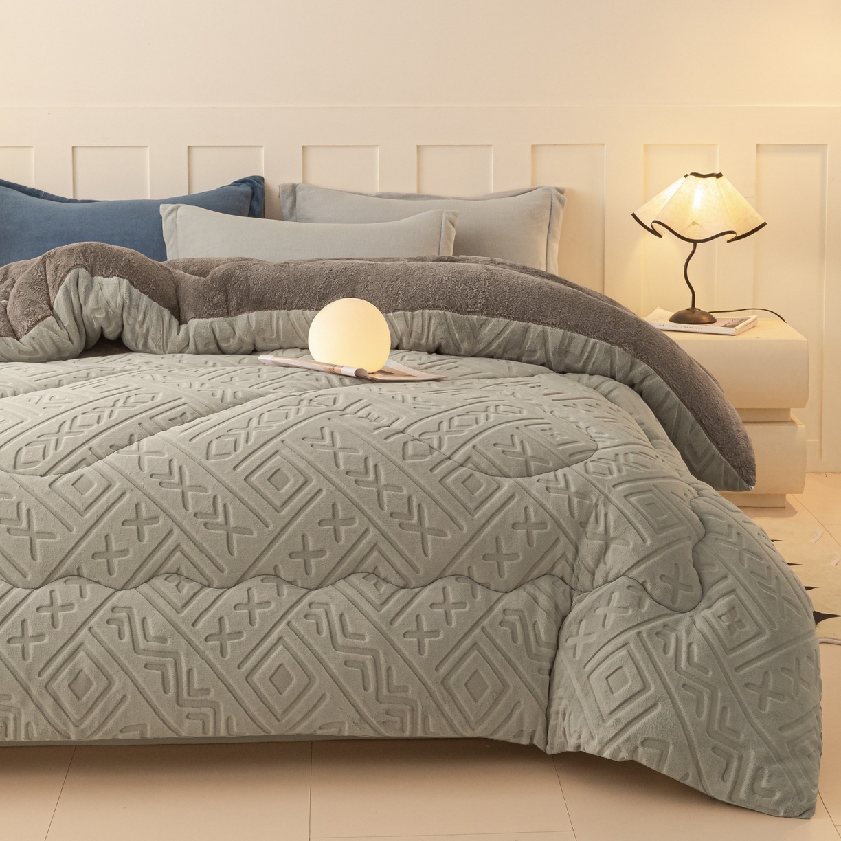 91家纺网 家纺一手货源 找家纺 美澳家纺 2025新款5D雕花绒牛奶绒宝宝绒加厚保暖纯色冬被被子被芯 银灰