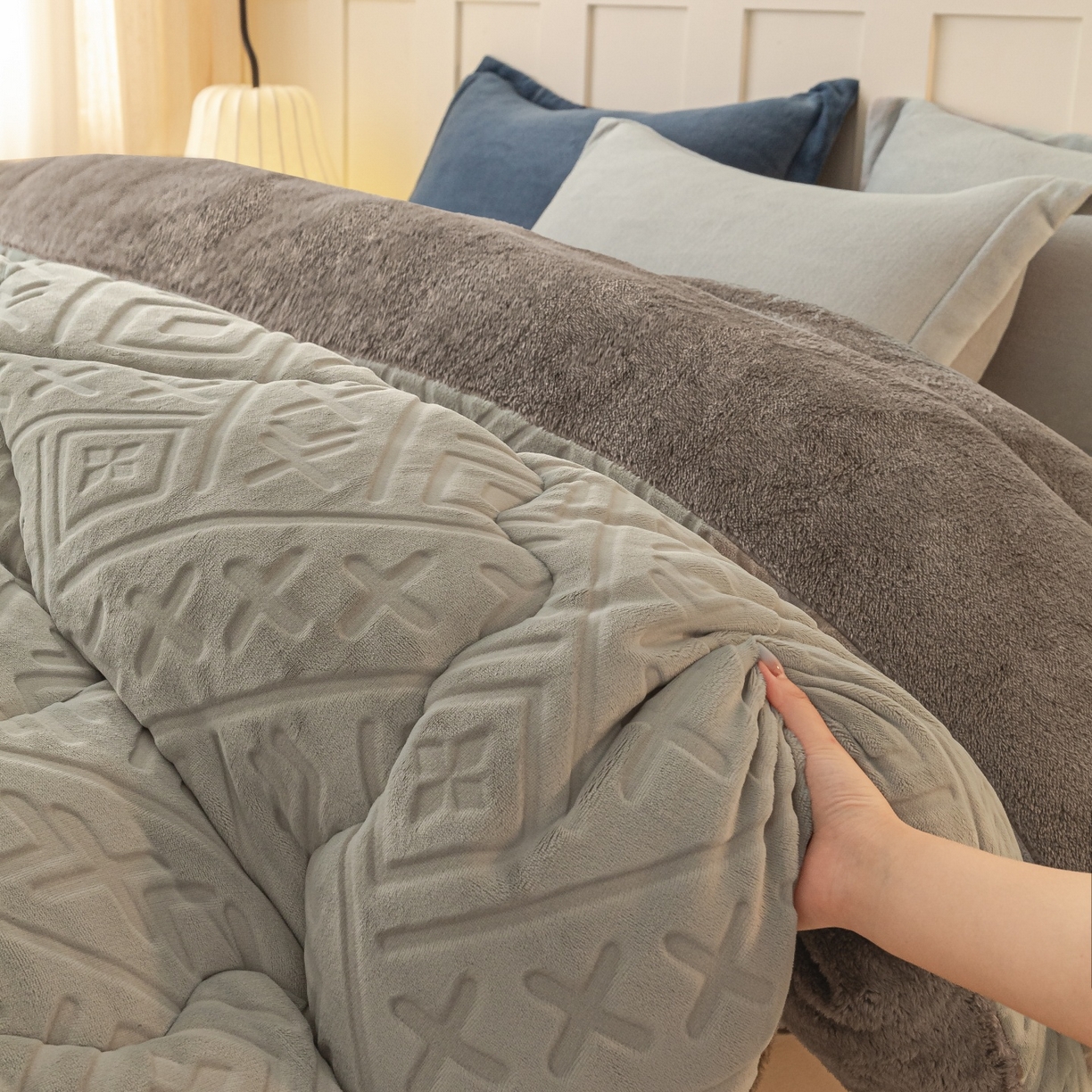 91家纺网 家纺一手货源 找家纺 美澳家纺 2025新款5D雕花绒牛奶绒宝宝绒加厚保暖纯色冬被被子被芯 银灰