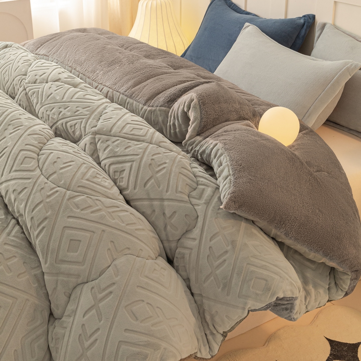 91家纺网 家纺一手货源 找家纺 美澳家纺 2025新款5D雕花绒牛奶绒宝宝绒加厚保暖纯色冬被被子被芯 银灰