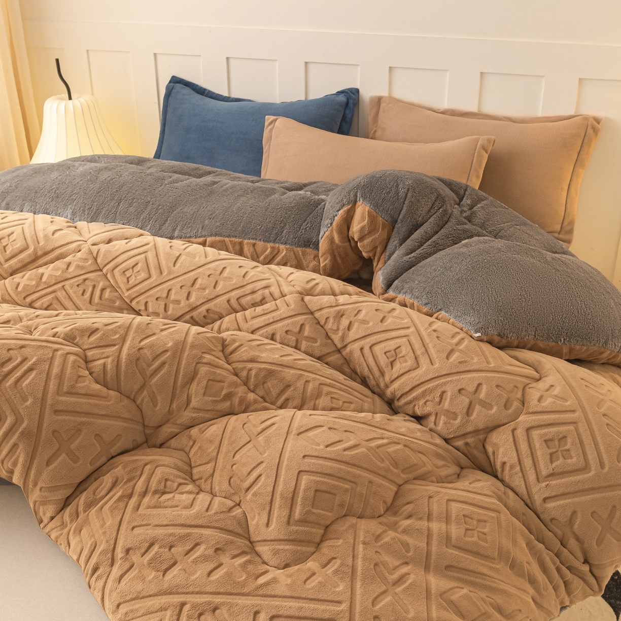 91家纺网 家纺一手货源 找家纺 美澳家纺 2025新款5D雕花绒牛奶绒宝宝绒加厚保暖纯色冬被被子被芯 咖啡