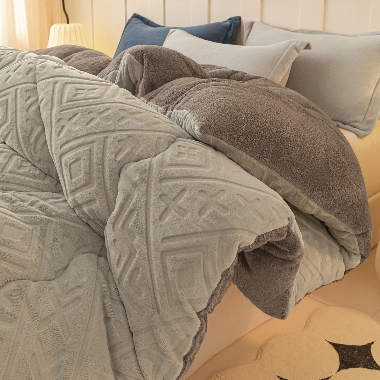 91家纺网 家纺一手货源 找家纺 美澳家纺 2025新款5D雕花绒牛奶绒宝宝绒加厚保暖纯色冬被被子被芯 银灰