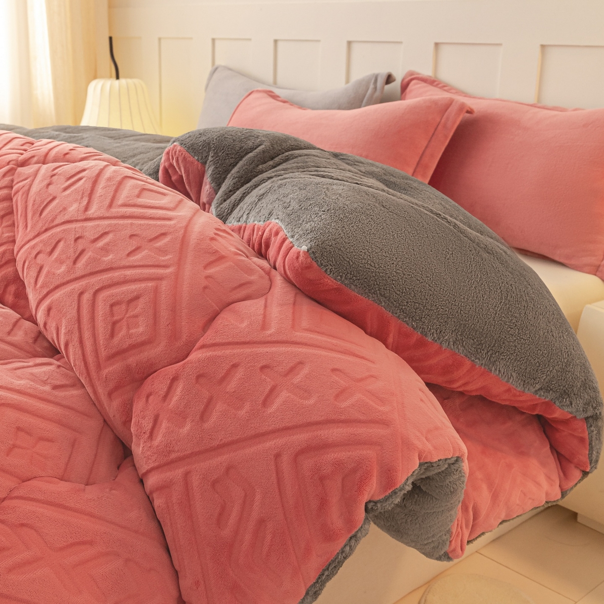 91家纺网 家纺一手货源 找家纺 美澳家纺 2025新款5D雕花绒牛奶绒宝宝绒加厚保暖纯色冬被被子被芯 豆沙红