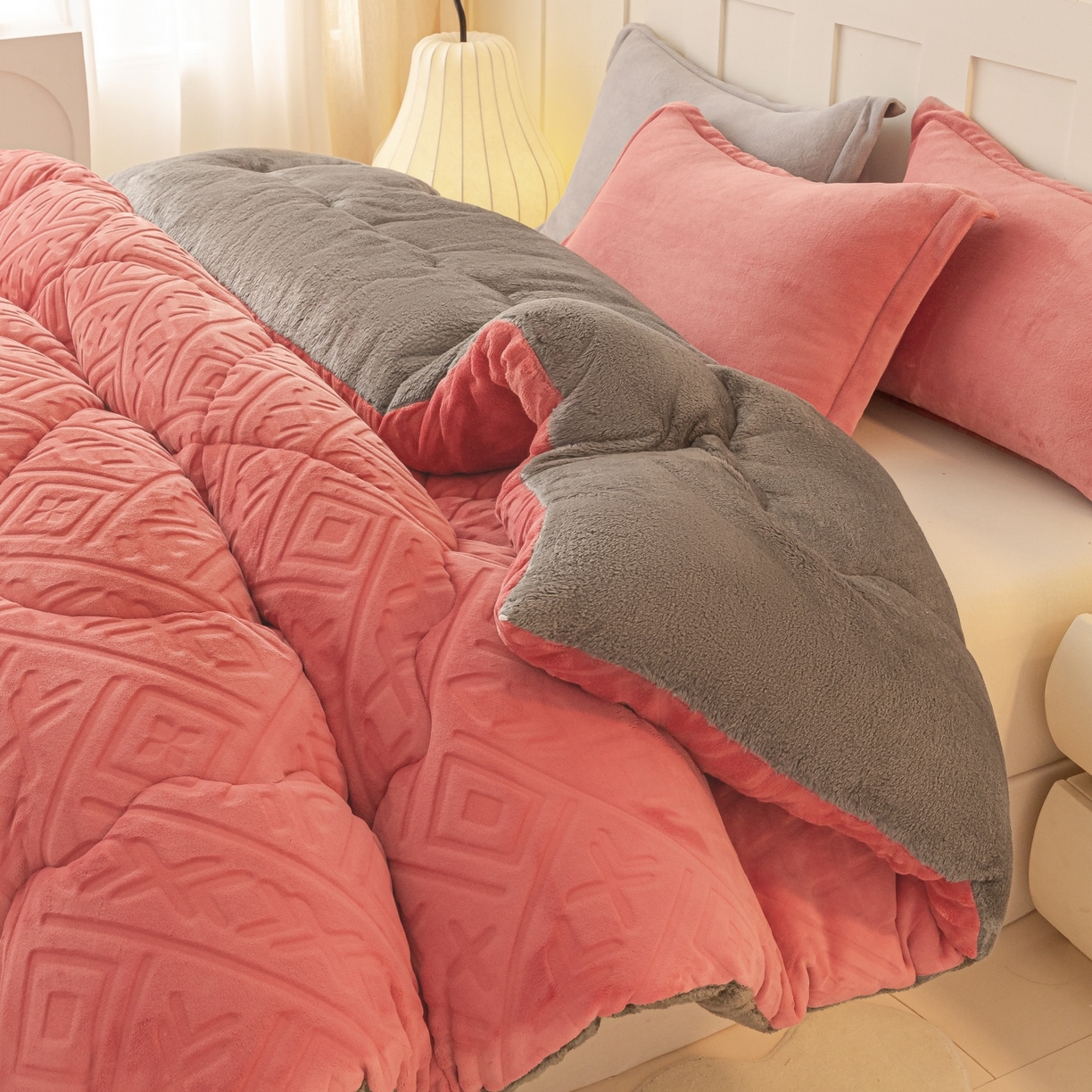 91家纺网 家纺一手货源 找家纺 美澳家纺 2025新款5D雕花绒牛奶绒宝宝绒加厚保暖纯色冬被被子被芯 豆沙红