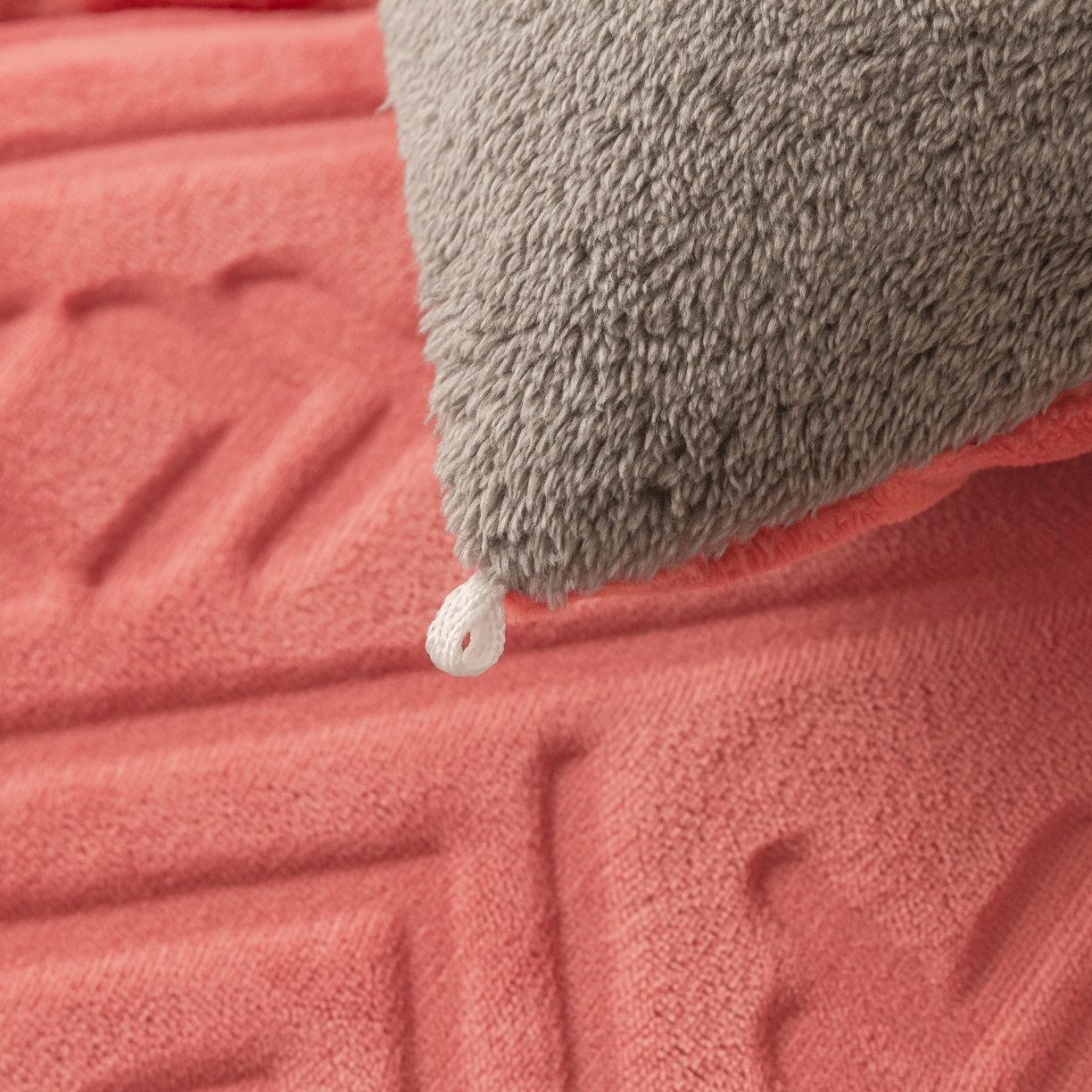 91家纺网 家纺一手货源 找家纺 美澳家纺 2025新款5D雕花绒牛奶绒宝宝绒加厚保暖纯色冬被被子被芯 豆沙红