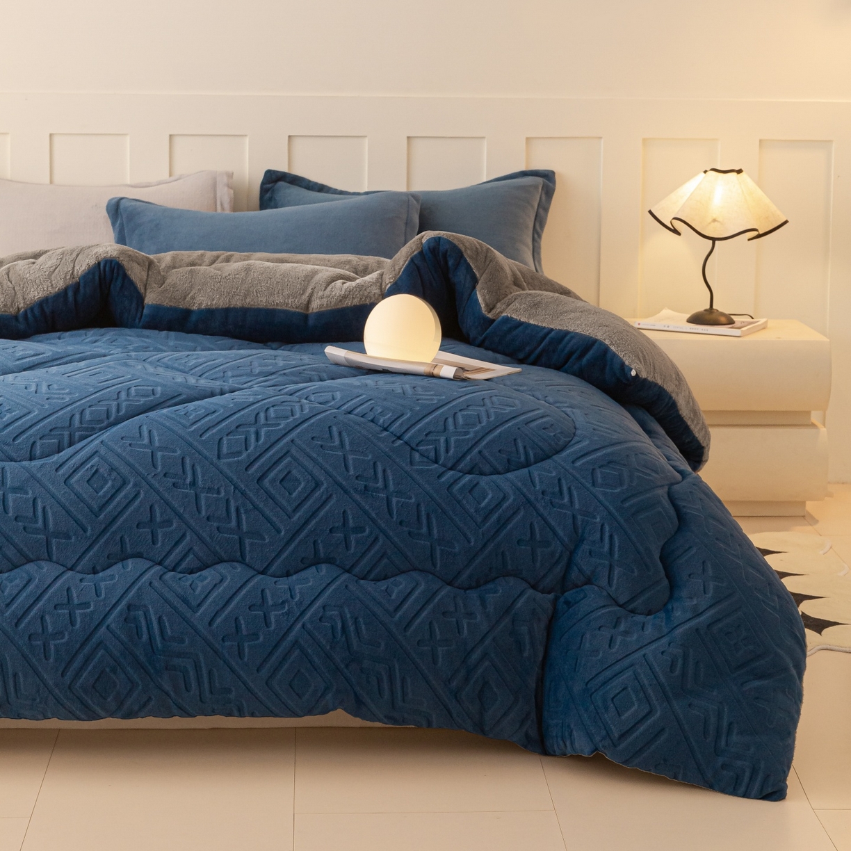 91家纺网 家纺一手货源 找家纺 美澳家纺 2025新款5D雕花绒牛奶绒宝宝绒加厚保暖纯色冬被被子被芯 宝石蓝