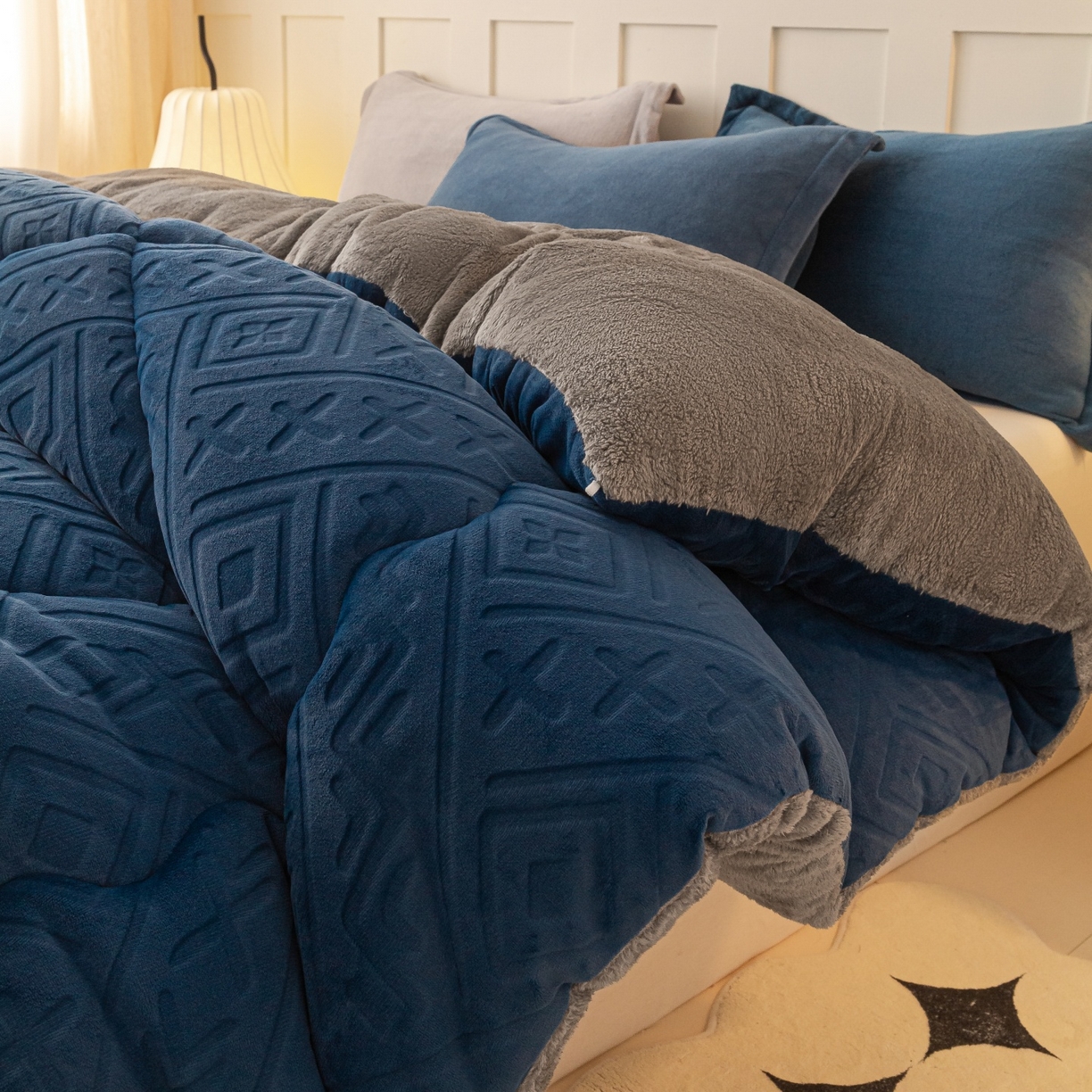 91家纺网 家纺一手货源 找家纺 美澳家纺 2025新款5D雕花绒牛奶绒宝宝绒加厚保暖纯色冬被被子被芯 宝石蓝