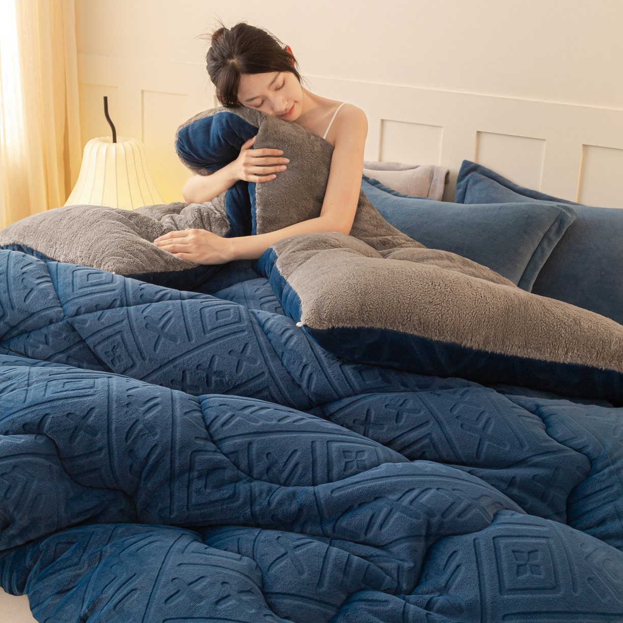 91家纺网 家纺一手货源 找家纺 美澳家纺 2025新款5D雕花绒牛奶绒宝宝绒加厚保暖纯色冬被被子被芯 宝石蓝