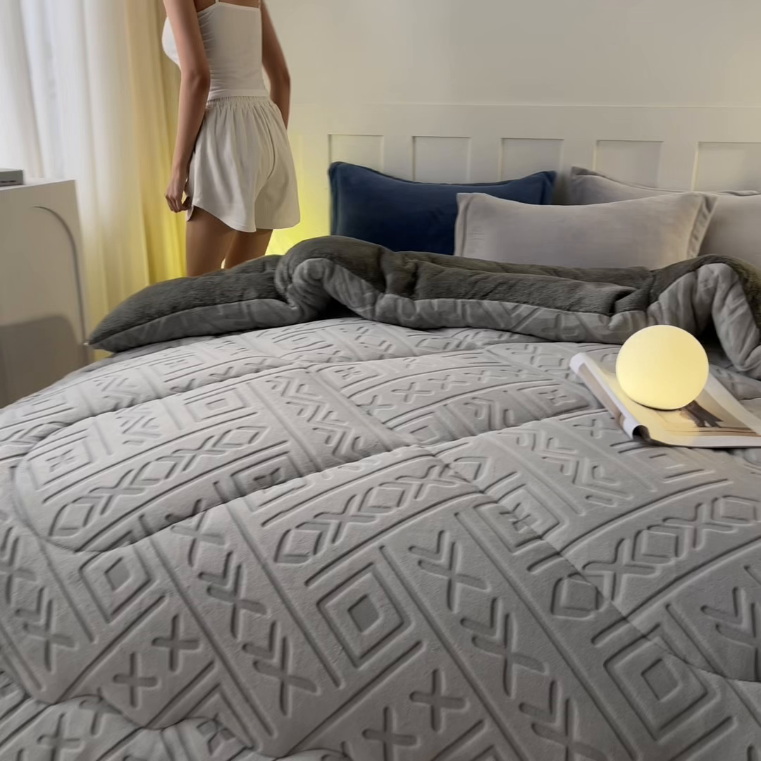 91家纺网 家纺一手货源 找家纺 美澳家纺 2025新款5D雕花绒牛奶绒宝宝绒加厚保暖纯色冬被被子被芯 银灰