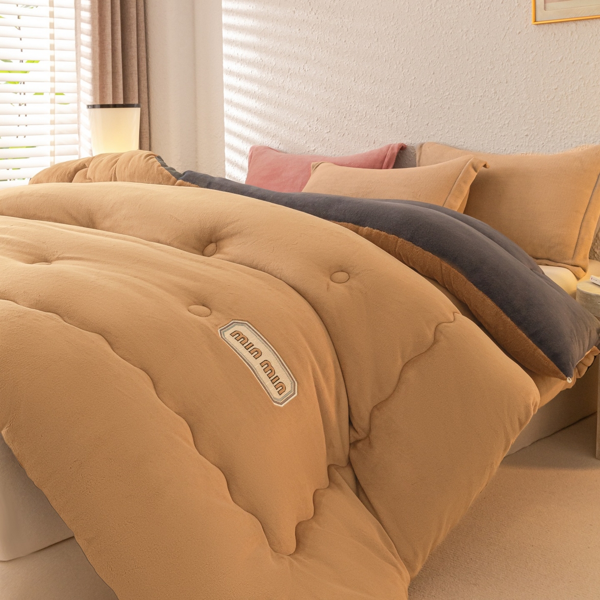 91家纺网 家纺一手货源 找家纺 美澳家纺 2025新款牛奶绒刺绣加厚保暖纯色冬被 被子被芯（可定制尺寸）（跨境外贸） MI-咖
