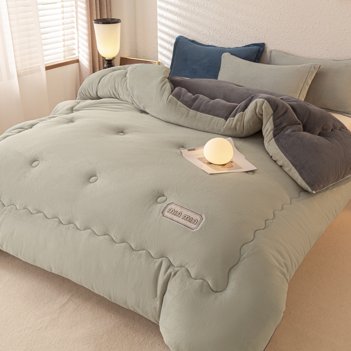 91家纺网 家纺一手货源 找家纺 美澳家纺 2025新款牛奶绒刺绣加厚保暖纯色冬被 被子被芯（可定制尺寸）（跨境外贸） MI-浅灰