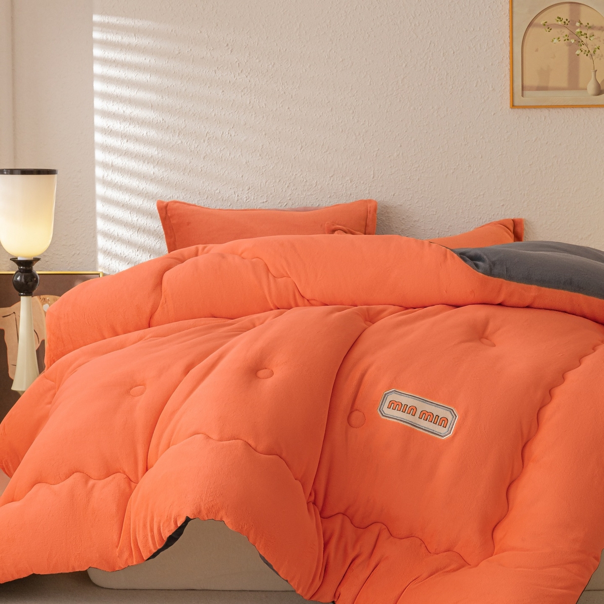 91家纺网 家纺一手货源 找家纺 美澳家纺 2025新款牛奶绒刺绣加厚保暖纯色冬被 被子被芯（可定制尺寸）（跨境外贸） MI-橙