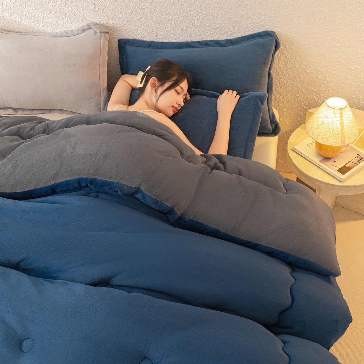 91家纺网 家纺一手货源 找家纺 美澳家纺 2025新款牛奶绒刺绣加厚保暖纯色冬被 被子被芯（可定制尺寸）（跨境外贸） MI-蓝