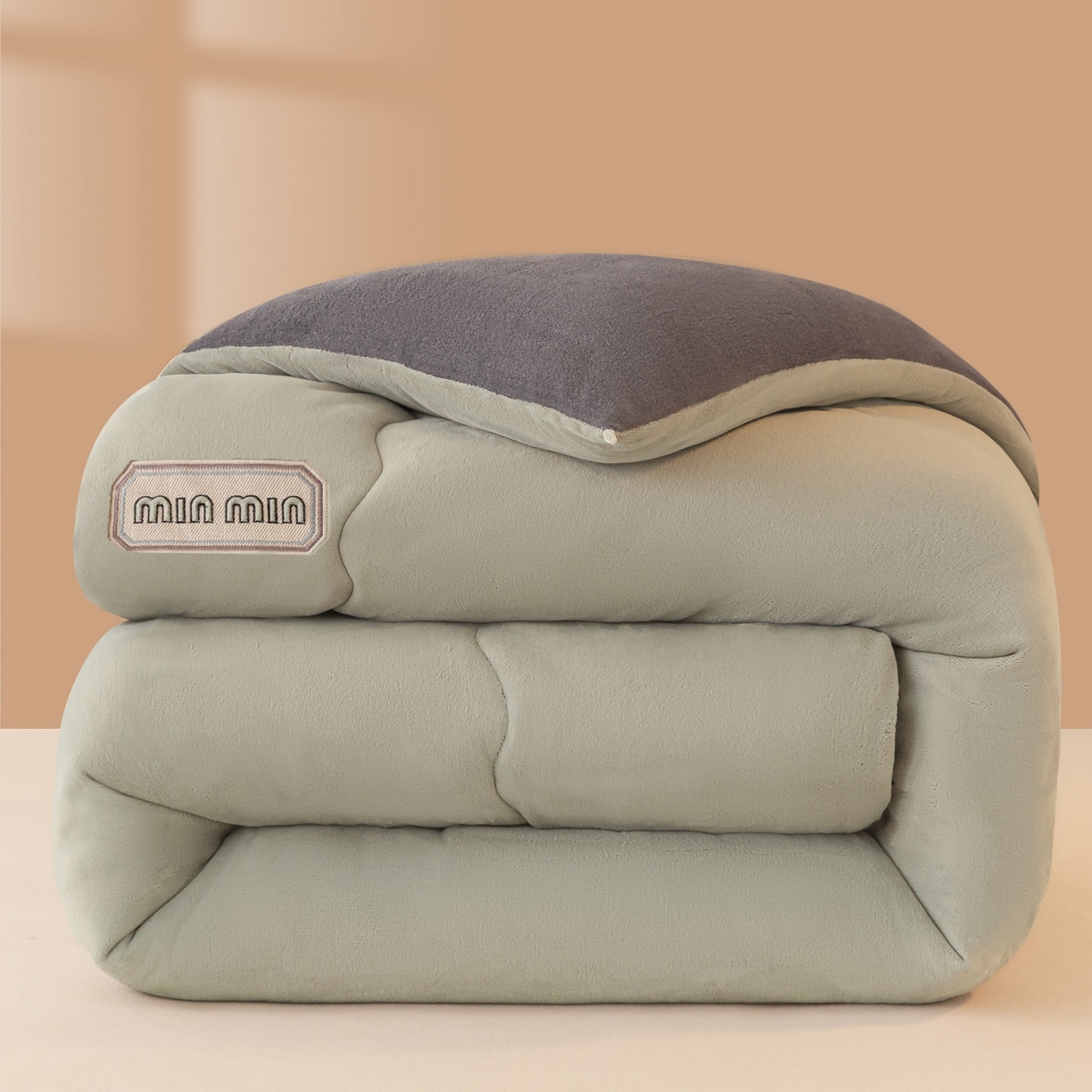 91家纺网 家纺一手货源 找家纺 美澳家纺 2025新款牛奶绒刺绣加厚保暖纯色冬被 被子被芯（可定制尺寸）（跨境外贸） MI-浅灰