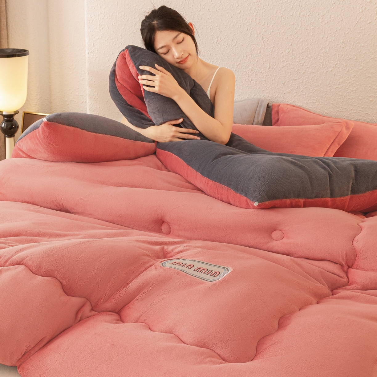 91家纺网 家纺一手货源 找家纺 美澳家纺 2025新款牛奶绒刺绣加厚保暖纯色冬被 被子被芯（可定制尺寸）（跨境外贸） MI-豆沙