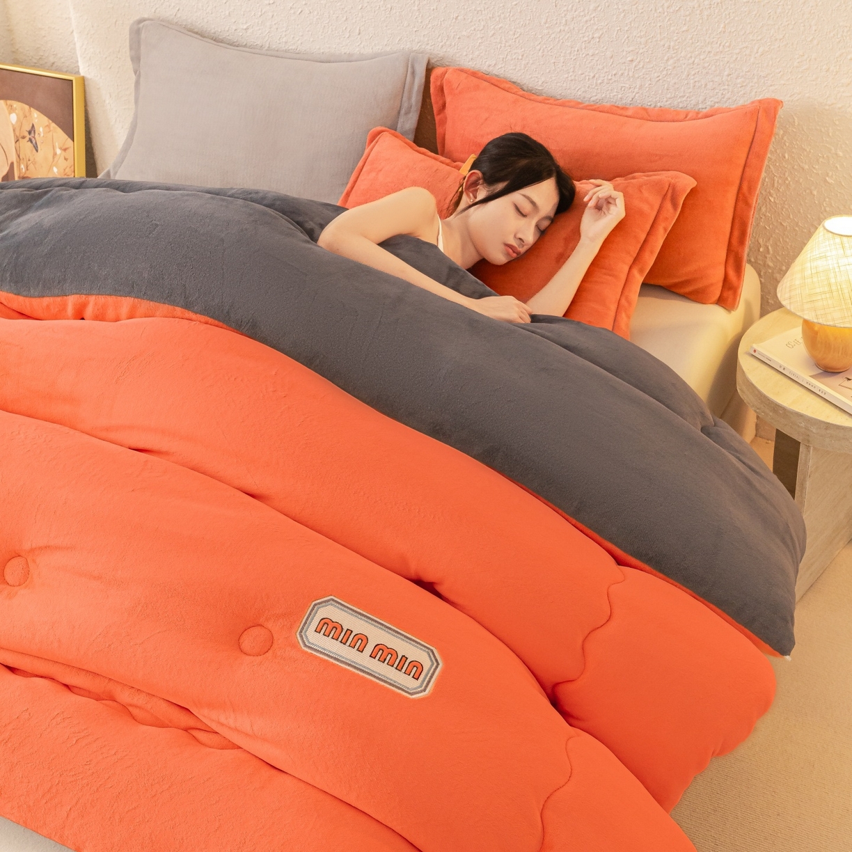 91家纺网 家纺一手货源 找家纺 美澳家纺 2025新款牛奶绒刺绣加厚保暖纯色冬被 被子被芯（可定制尺寸）（跨境外贸） MI-橙