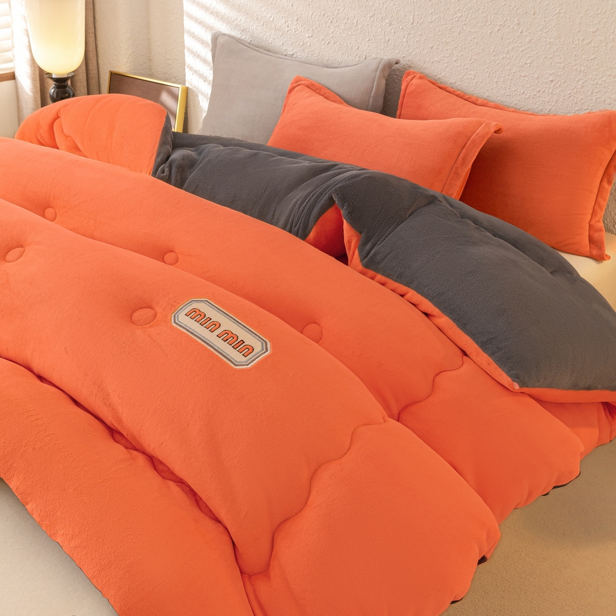 91家纺网 家纺一手货源 找家纺 美澳家纺 2025新款牛奶绒刺绣加厚保暖纯色冬被 被子被芯（可定制尺寸）（跨境外贸） MI-橙