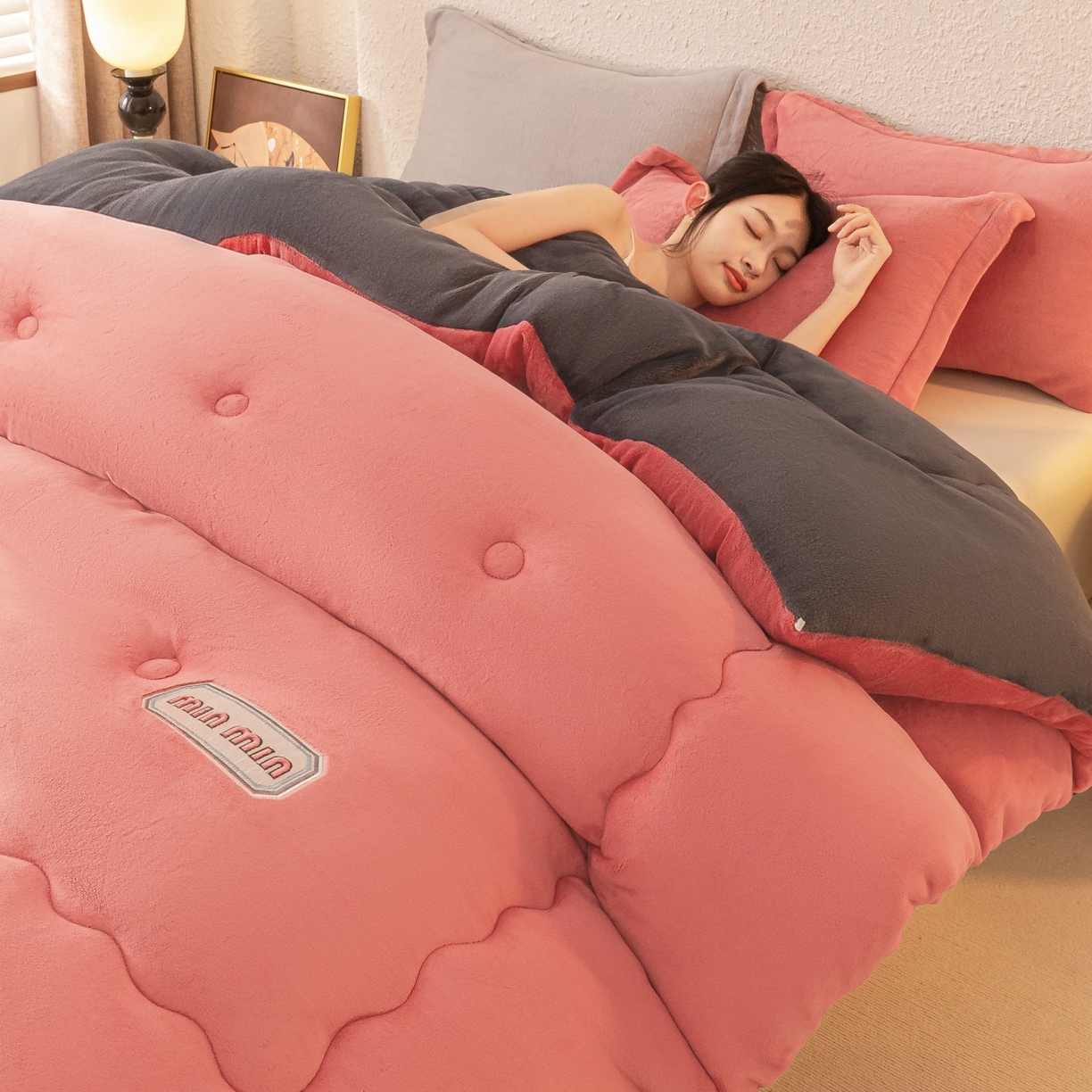 91家纺网 家纺一手货源 找家纺 美澳家纺 2025新款牛奶绒刺绣加厚保暖纯色冬被 被子被芯（可定制尺寸）（跨境外贸） MI-豆沙