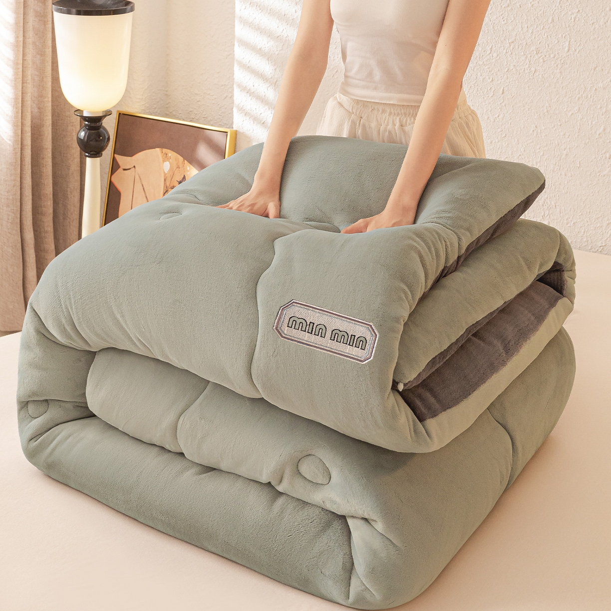 91家纺网 家纺一手货源 找家纺 美澳家纺 2025新款牛奶绒刺绣加厚保暖纯色冬被 被子被芯（可定制尺寸）（跨境外贸） MI-浅灰