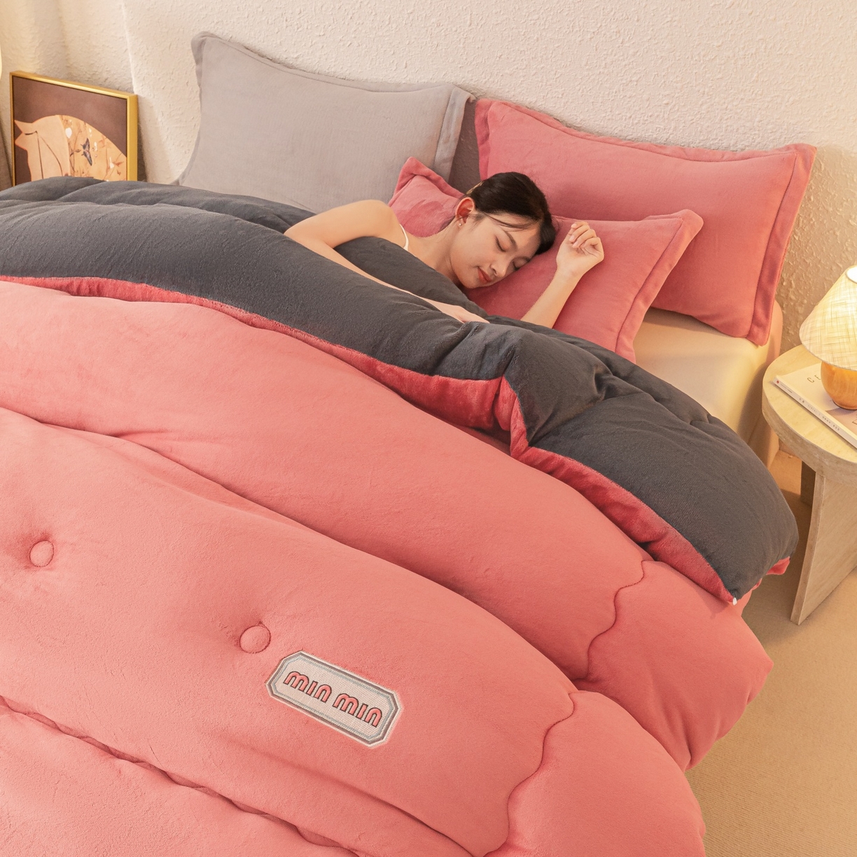 91家纺网 家纺一手货源 找家纺 美澳家纺 2025新款牛奶绒刺绣加厚保暖纯色冬被 被子被芯（可定制尺寸）（跨境外贸） MI-豆沙