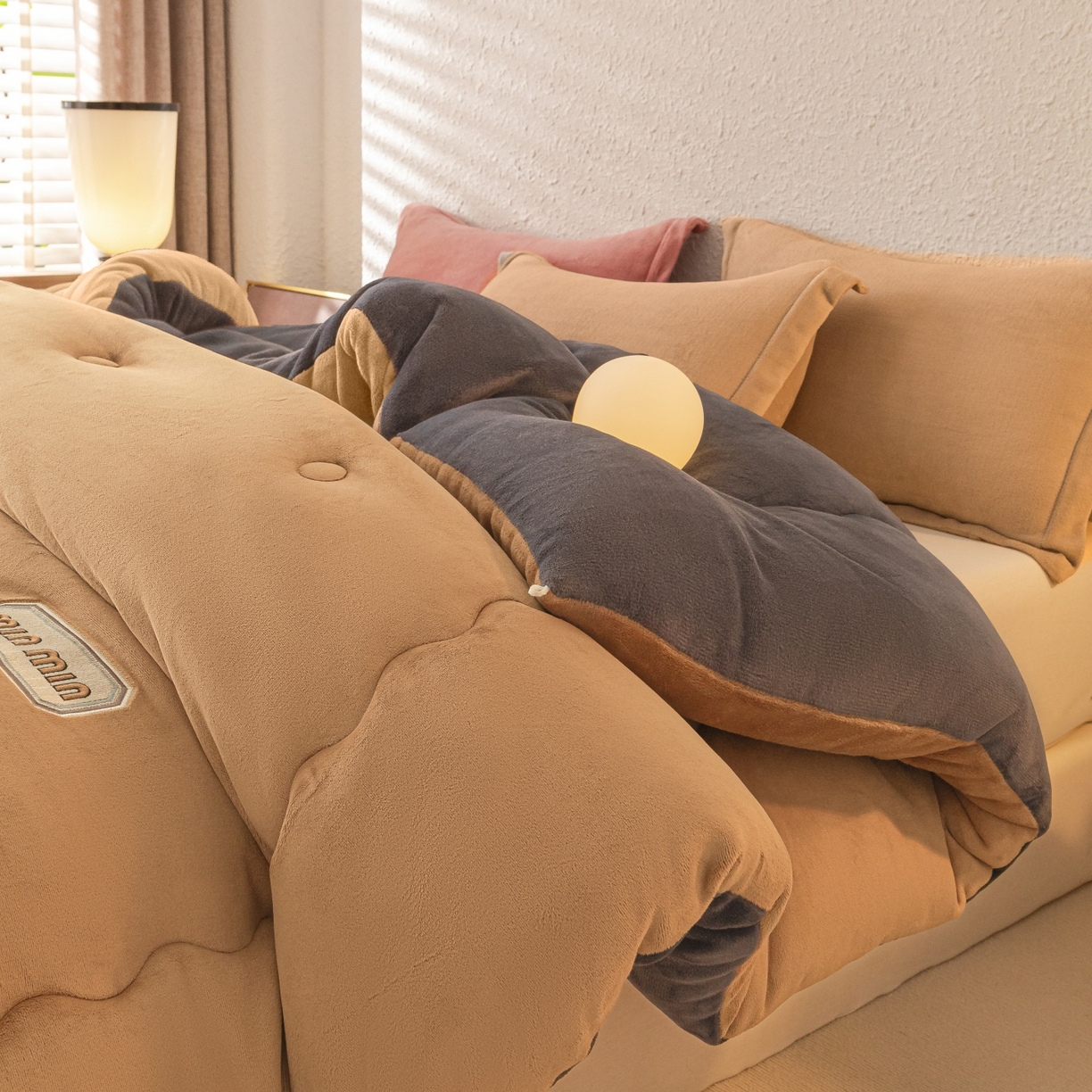 91家纺网 家纺一手货源 找家纺 美澳家纺 2025新款牛奶绒刺绣加厚保暖纯色冬被 被子被芯（可定制尺寸）（跨境外贸） MI-咖