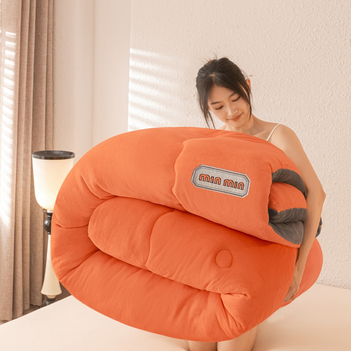 91家纺网 家纺一手货源 找家纺 美澳家纺 2025新款牛奶绒刺绣加厚保暖纯色冬被 被子被芯（可定制尺寸）（跨境外贸） MI-橙