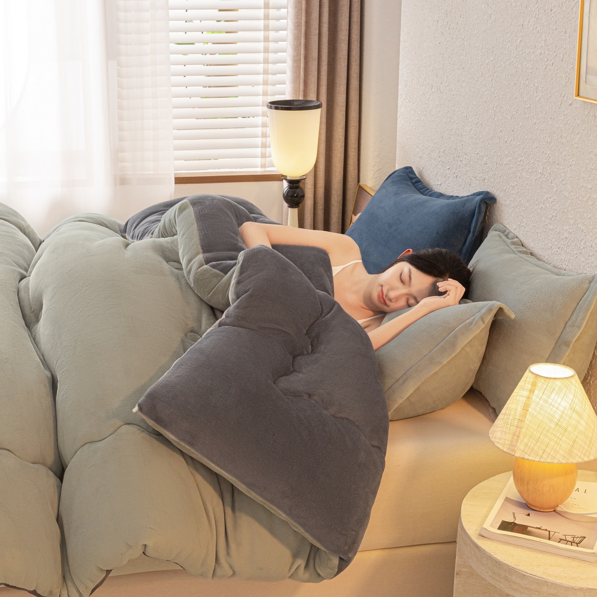 91家纺网 家纺一手货源 找家纺 美澳家纺 2025新款牛奶绒刺绣加厚保暖纯色冬被 被子被芯（可定制尺寸）（跨境外贸） MI-浅灰