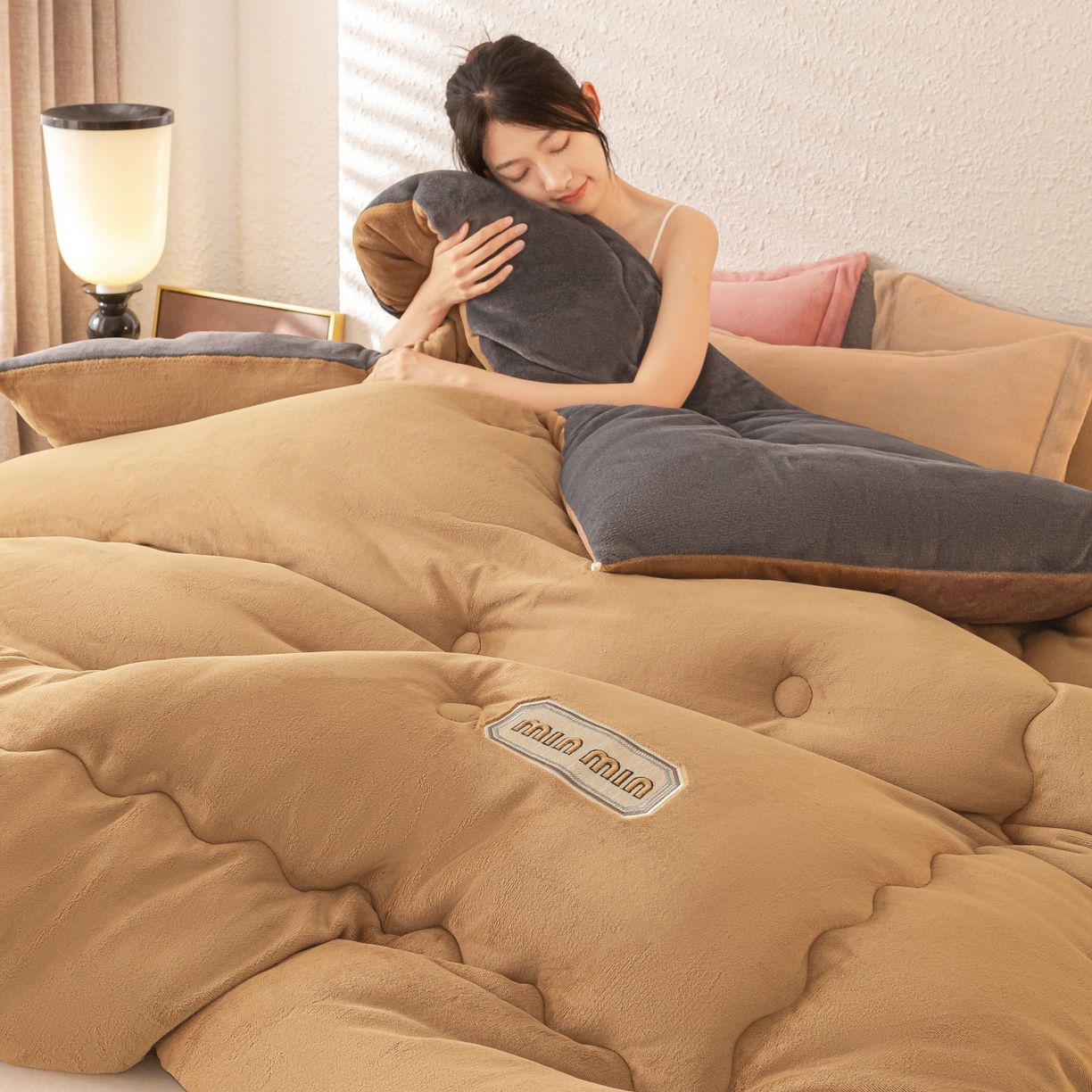 91家纺网 家纺一手货源 找家纺 美澳家纺 2025新款牛奶绒刺绣加厚保暖纯色冬被 被子被芯（可定制尺寸）（跨境外贸） MI-咖