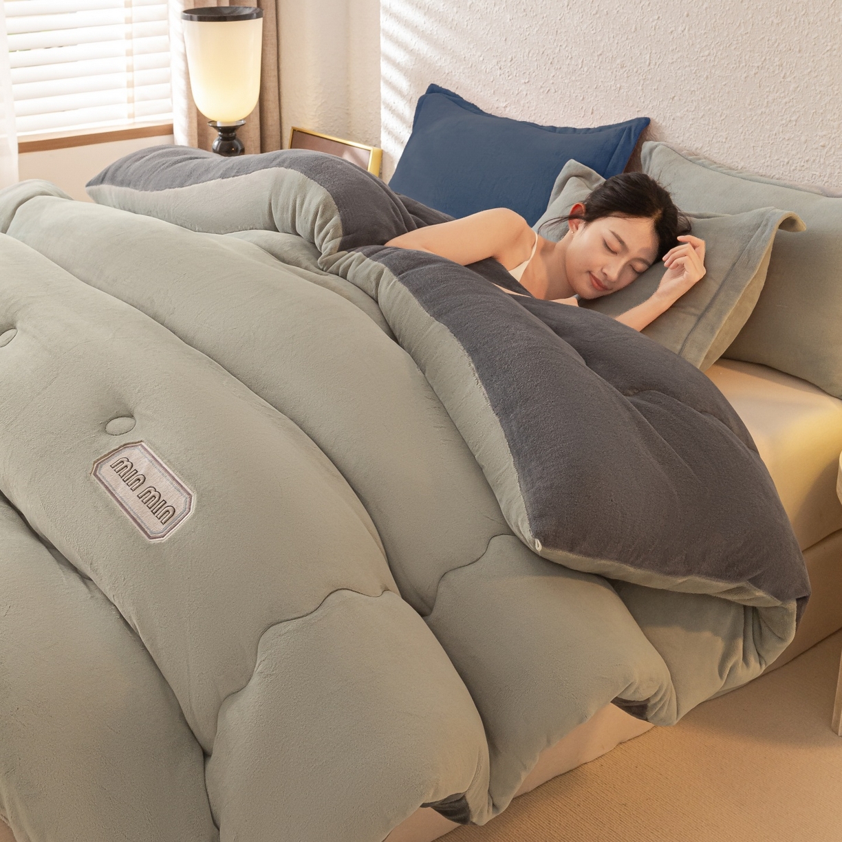 91家纺网 家纺一手货源 找家纺 美澳家纺 2025新款牛奶绒刺绣加厚保暖纯色冬被 被子被芯（可定制尺寸）（跨境外贸） MI-浅灰