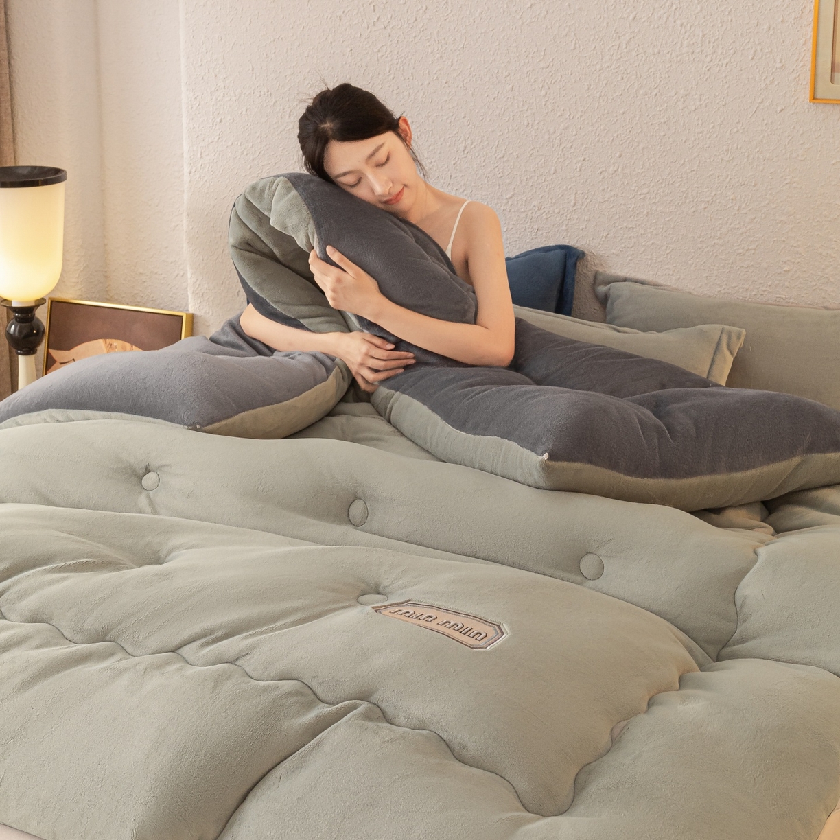 91家纺网 家纺一手货源 找家纺 美澳家纺 2025新款牛奶绒刺绣加厚保暖纯色冬被 被子被芯（可定制尺寸）（跨境外贸） MI-浅灰